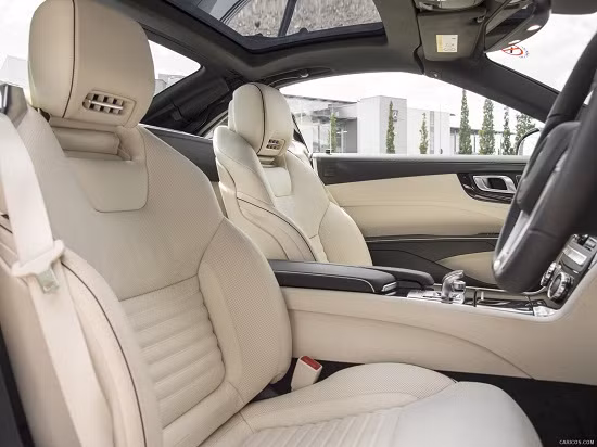 Nét sang trọng của chiếc xế hộp này được tạo nên từ hệ thống nội thất bằng da, viền gỗ, ghế sưởi trước, hệ thống điều hướng và stereo 600-watt đặc biệt.