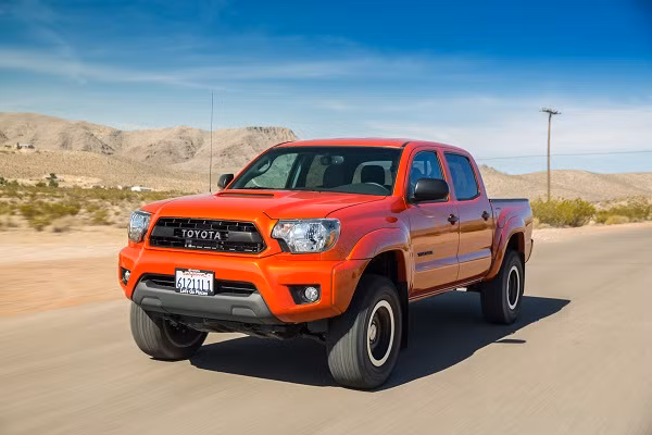 Như đã được tiết lộ từ trước, chiều cao của Toyota Tacoma TRD Pro mới được nâng thêm 50 mm, đầu xe cũng được nâng lên thêm 38 mm.