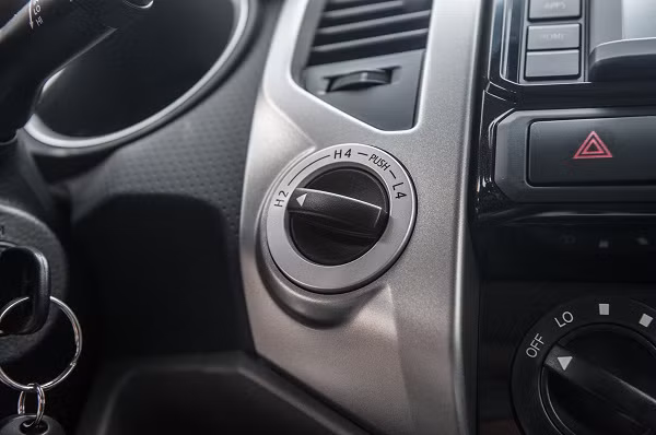 Các phím bấm điều khiển, bật tắt máy cũng được thay đổi cách bố trí. Ngoài ra, hệ thống âm thanh chọn lọc khá thích hợp với mẫu xe đường dài như Tacoma TRD 2015.