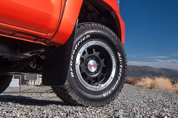 Vành hợp kim kích cỡ 17 inch đi kèm với bộ lốp All-Terrain T/A.