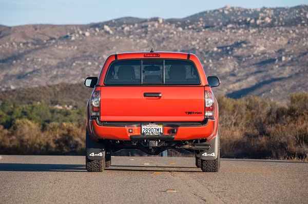 Hệ thống xả TRD kết hợp cùng bộ ống xả kép phía sau. Cụm đèn hậu cố định hẳn 2 cạnh bên hông xe, ánh sáng tiêu chuẩn LED.