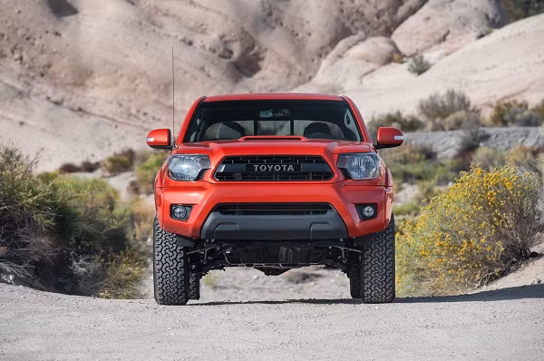 Phía trước được thiết kế khá hầm hố với bộ cản va màu đen vật liệu sợi carbon, lưới tản nhiệt cứng cáp cùng hệ thống đèn pha mang phong cách khá bụi.