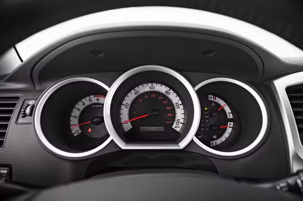 Hệ thống đồng hồ hiển thị vận tốc, nhiên liệu, công suất có thiết kế khá dễ nhìn, buổi tối sẽ được thắp sáng nhờ đèn lazer tích hợp bên trong.