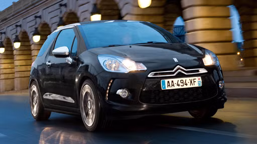 Citroen DS3 sử dụng động cơ EL 1.2L cho công suất 113 mã lực. Để sở hữu 1 chiếc xe tuyệt vời này, khách hàng phải bỏ ra 15.570 bảng Anh (541 triệu đồng).