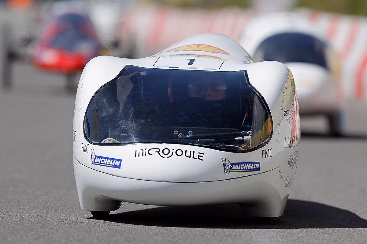Microjoule là chiếc xe đã đánh bại hơn 200 chiếc xe khác để dành chiến thắng trong cuộc thi Shell Eco - Marathon Châu Âu (thi chế tạo xe tiết kiệm nhiên liệu) năm nay. Microjoule được thiết kế bởi các sinh viên tại La Joliverie Collecge, ở Nantes, miền Tây nước Pháp.