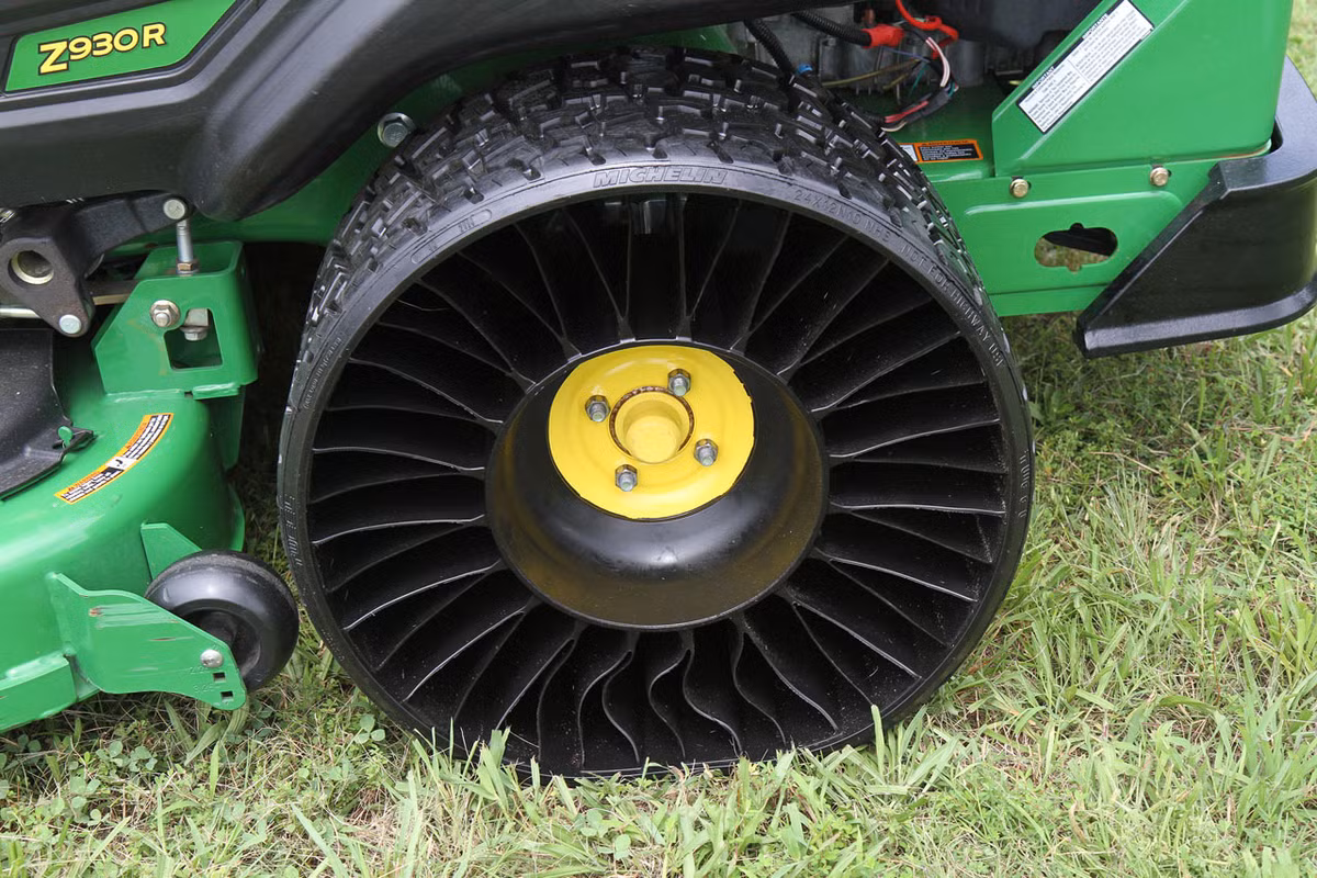 Thiết kế hiện nay của Tweel vẫn sử dụng một trục trung tâm thép nối với nan hoa giống như những mẫu bánh xe thông thường khác. Nan hoa bằng nhựa poly có hướng xòe ra ngoài để cải thiện khả năng di chuyển của xe.