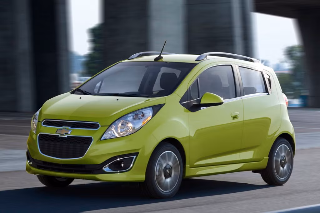 Chevrolet Spark sở hữu kích cỡ nhỏ nhất trong bảng danh sách nhưng hiệu suất hoạt động của Chevrolet Spark lại rất cao. Xe sở hữu số đo 144 inch chiều dài và 62,9 inch chiều rộng. Spark được bán ra với mức giá khá hữu nghị 12.300 USD.