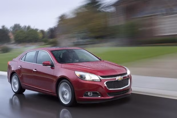 6. Khởi động/tắt máy tự động: Là tính năng cho phép tự động tắt động cơ khi bạn phanh xe và cũng có thể đưa xe về trạng thái vận hành bình thường khi bạn nhả chân khỏi bàn đạp phanh và biến nó trở lại một lần nữa khi bạn đưa chân ra khỏi bàn đạp phanh. Theo nhiều cuộc thử nghiệm, công nghệ tuyệt vời này sẽ góp phần giảm hao tổn nhiên liệu và cắt giảm khí thải độc hại ra môi trường.