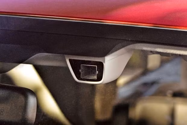 2. Cảnh báo va chạm phía trước: Thông thường, hệ thống chống va chạm sẽ kiểm soát và hiển thị các phương tiện hoặc đối tượng ở phía trước, đo tốc độ dữ liệu so với xe của bạn. Nếu phát hiện có nguy cơ xảy ra va chạm, hệ thống lò xo sẽ lập tức hoạt động. Loại cảnh báo đơn giản là âm thanh báo động hoặc rung tay lái hay ghế ngồi. Ngoài ra, các thiết bị công nghệ cao cấp hơn sẽ điều hành hoạt động của phanh để làm xe dừng lại.