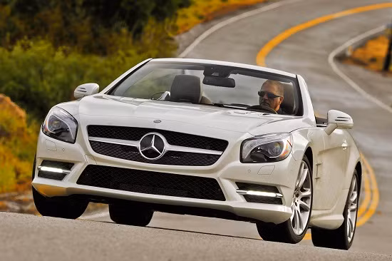 Được trang bị động cơ 3.0-liter Twin-Turbo V6 mới toanh, mẫu xe Mercedes-Benz SL400 2015 sẽ có mức giá 84.925 USD (tương đương 1,8 tỷ đồng), rẻ hơn 22.900 USD so với mẫu SL550. Xe có công suất 328 mã lực, mô-men xoắn cực đại 354 vòng/phút.