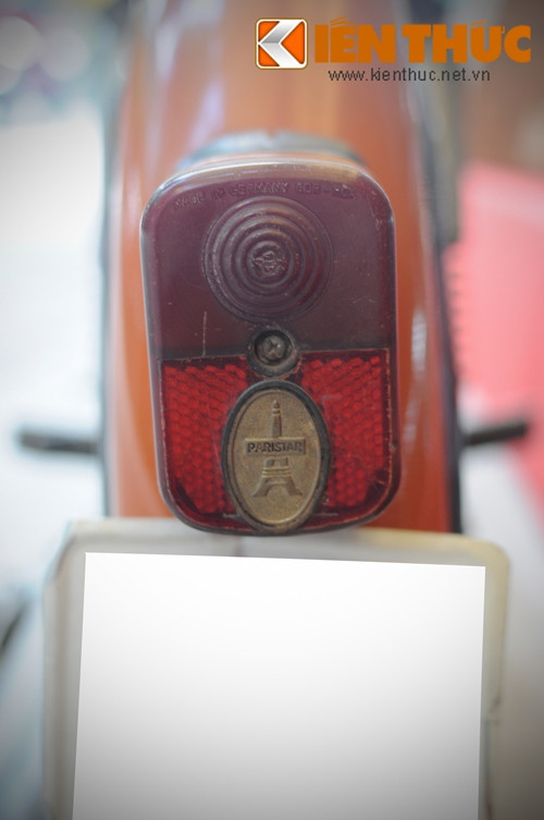 Tuy vậy, chụp đèn sau vẫn là nguyên bản và rõ dòng chữ “Made in Germany GDR- RUS”.