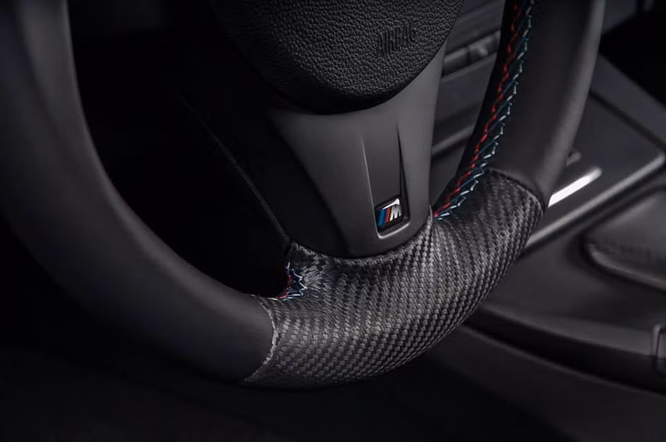 Vô lăng thiết kế thể thao và được trang trí bởi hàng chữ M 3 màu vòng quanh bên trong.