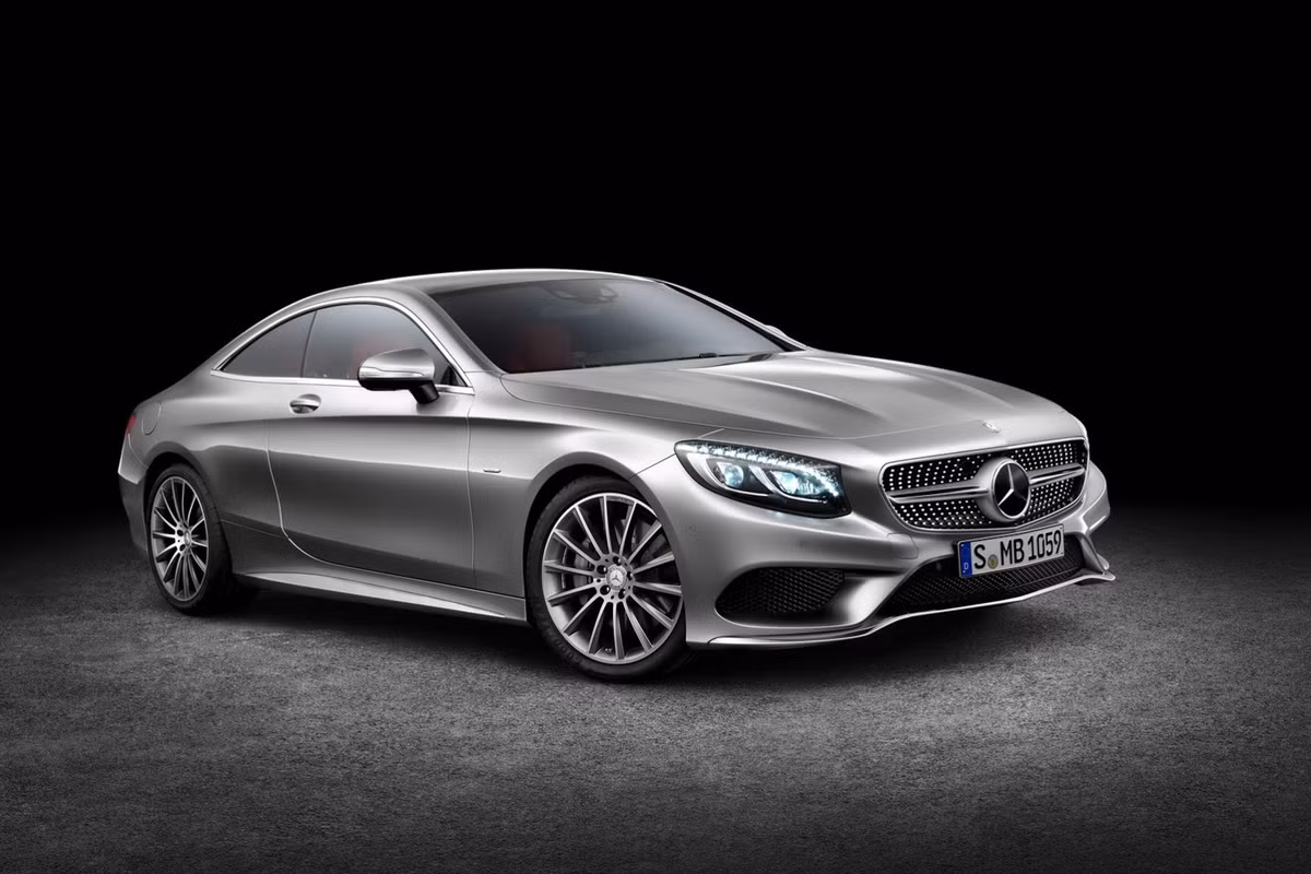 S550 4Matic Coupe trang bị động cơ 4,7 lít V8 biturbo cho công suất 455 mã lực và mô-men xoắn 700 Nm, khả năng tăng tốc từ 0-100 km trong 4,6 giây. Còn S63 AMG Coupe 4 Matic sở hữu động co2 V8 5,5 lít cho công suất 577 mã lực và 900 Nm mô-men xoắn, khiến nó trở thành mẫu xe tăng tốc nhanh nhất trong dòng S-Class. Chỉ mất 3,9 giây để đi từ vị trí đứng yên lên 100 km/h.
