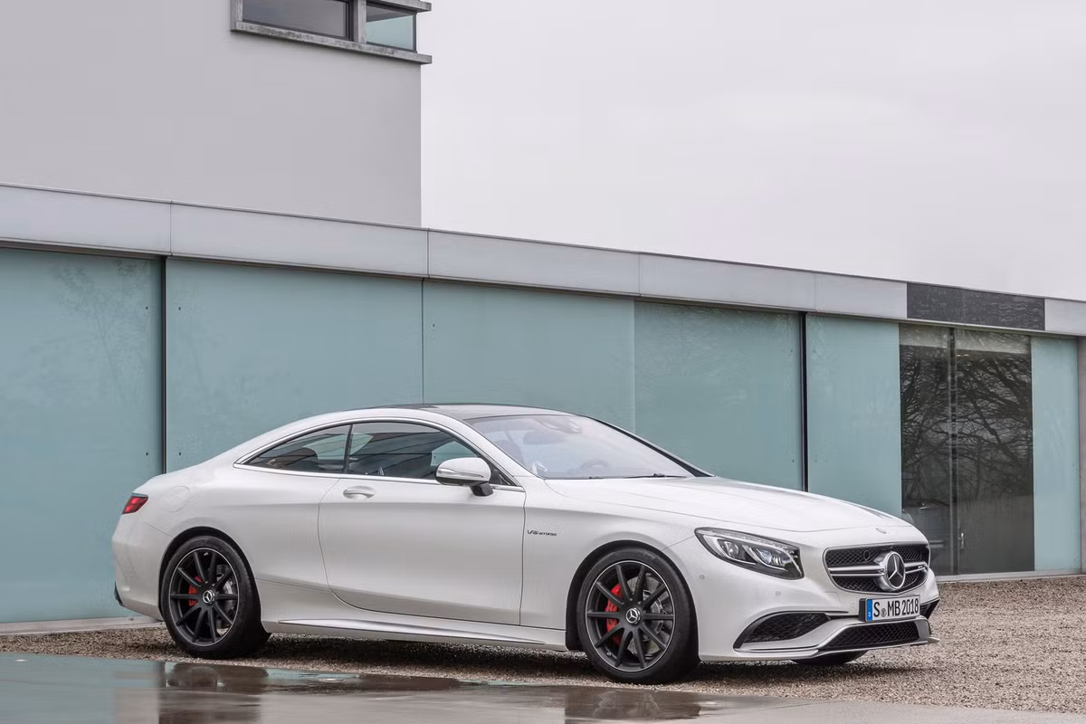 Mức giá bán sẽ tùy thuộc vào mỗi phiên bản khác nhau. Theo đó, S550 4Matic Coupe có giá rẻ nhất 119.900 USD (khoảng 2,5 tỷ đồng). Phiên bản S63 AMG 4Matic Coupe có giá 160.900 USD (khoảng 3,4 tỷ đồng) trong khi S65 AMG Coupe có giá 230.900 USD (khoảng 4,9 tỷ đồng).