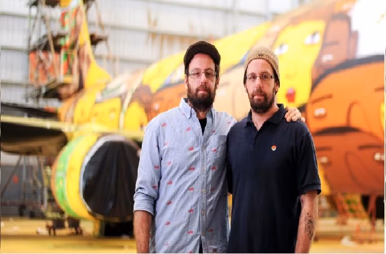 Theo dự kiến ban đầu, để phủ kín hình vẽ sặc sỡ lên chiếc Boeing 737, các nghệ sỹ phải mất khoảng 15 ngày. Tuy nhiên chỉ với 1 tuần làm việc liên tục và không ngừng sáng tạo, tác phẩm đã hoàn thiện trước dự đoán một cách ngoạn mục.