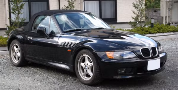 BMW Z3 Roadster 1996 (dưới 200 triệu đồng): Tinh tế và bắt mắt là 2 tính từ để chỉ mẫu xe này. Nhờ động cơ dung tích 2.8 lít, xe có khả năng tăng tốc nhanh chóng và dễ dàng nhất. Z3 Roadster 1996 trông giống như một chiếc xe thể thao nguyên mẫu nhưng lại được trang bị những tiến bộ lớn về mặt khí động học, kỹ thuật và công nghệ.