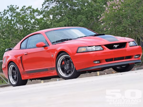 Ford Mustang Mach 1 Coupe 2003 (dưới 200 triệu đồng): Xe không chỉ có ngoại hình bắt mắt mà còn có công suất đáng nể. Với động cơ 4.6 lít DOHC V8, Mach 1 2003 cho công suất 305 mã lực và có khả năng tăng tốc 0- 96 km/h trong vòng 5,3 giây. Mẫu xe này mang lại cho bạn nhiều điều đặc biệt bất ngờ hơn so với mức giá thực của nó.