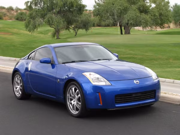 Nissan 350Z 2003 (dưới 250 triệu đồng): Là mẫu xe thể thao 2 chỗ và có công suất tầm trung, 350Z được bán ra thị trường với giá dưới 12.000 USD. Mẫu xe này là lựa chọn không thể hợp lý hơn cho những người muốn sở hữu 1 chiếc xế hộp sang trọng và có mức giá bình dân.