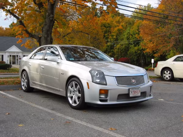 Cadillac CTS-V 2005 (dưới 250 triệu đồng): Có thể nói, Cadillac là một thương hiệu xe Mỹ gạo cội nhất. Cadillac CTS-V 2005 chính là phiên bản hiện đại của Cadillac. Các model 2005 có kiểu dáng đẹp, thanh lịch và đủ sang để nói lên đẳng cấp của các ông chủ.