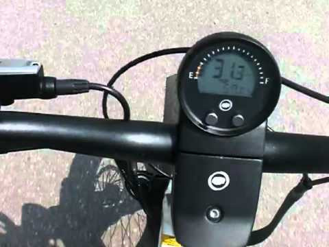 Màn hình hiển thị kỹ thuật số gắn trên tay lái sẽ thông báo tốc độ của xe, tuổi thọ pin, mức năng lượng...