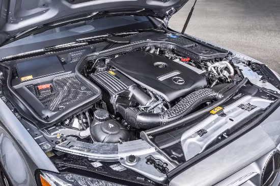 Xe được trang bị động cơ turbo tăng áp 2.0 lít 4 xi-lanh, 241 mã lực và mô-men xoắn cực đại 273 vòng/phút cho phép tài xế dễ dàng tăng tốc. Đặc biệt hơn nữa, C-Class 2015 còn có khả năng tự đỗ xe, hệ thống camera 360 độ, khả năng đọc tín hiệu giao thông và giới hạn tốc độ thích hợp.