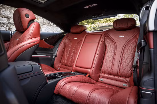 Về nội thất, phong cách, thoải mái, hiện đại và sang trọng là những từ ngữ dùng để nói về không gian bên trong của S63 AMG 2015. Hệ thống ghế ngồi không những có diện tích rộng rãi mà còn đem lại cho hành khách cảm giác êm ái và dễ chịu nhất nhờ hệ thống mát-xa tích hợp phía trong ghế.