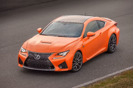 Lexus RC F 2015: Điểm đặc biệt đầu tiên thu hút sự chú ý của người dùng đó chính là vẻ ngoại hình của xe. Hệ thống lưới tản nhiệt Lexus phía trước và trung tâm của RC F kiểu mới thuộc hàng cỡ lớn. Nhìn gần, những tấm lưới tản nhiệt như thể một làn sóng được xếp từ nhiều chữ F.