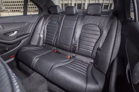 Nội thất thực sự ấn tượng và tỏa sáng của xe được thiết kế với chất liệu cao cấp. Các chi tiết nội thất của xe được bọc da, gỗ hoặc nhôm sang trọng. Ngay cả những chi tiết được làm bằng nhựa cũng được chế tác khéo léo và tinh tế.