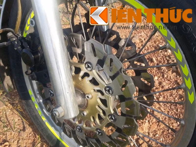 Phanh trước được chủ xe thay bằng cặp phanh dĩa đôi của Racing Boy hầm hố, trống phanh của Yamaha và heo dầu của Honda Airblade.