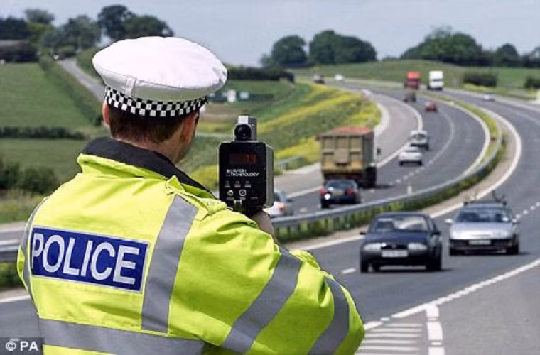 Đại diện của hãng cho biết chiếc xe có thể theo dõi các địa điểm quen thuộc của máy bắn tốc độ trên đường. Tuy nhiên, hệ thống này không hoạt động được nếu như cảnh sát giao thông sử dụng camera di động hay chụp ảnh từ xe tuần tra.