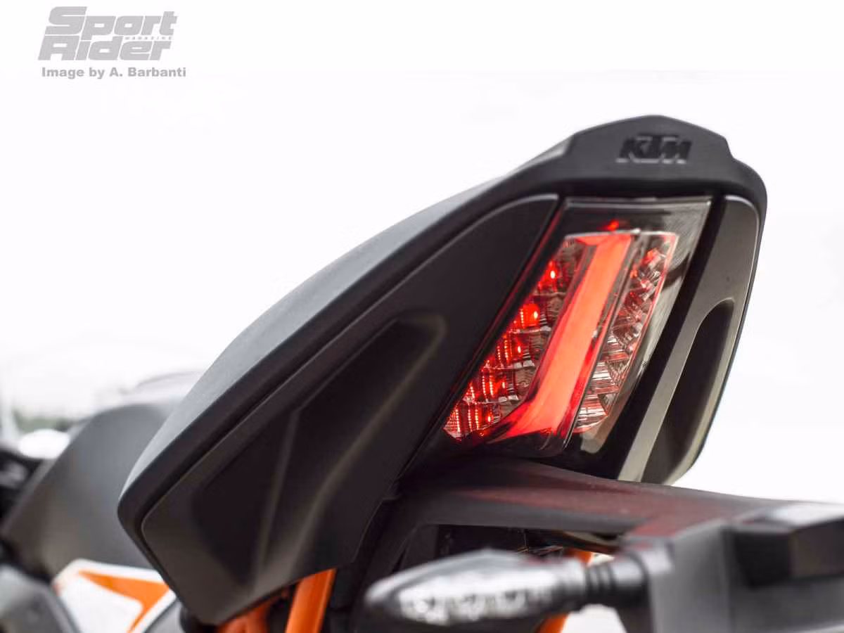 Đèn hậu tích hợp gọn trong phần đuôi yên xe, dựng nghiêng một góc 45 độ.