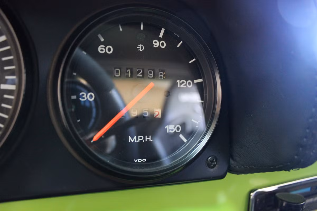 Hệ thống đồng hồ hiển thị trên xe.