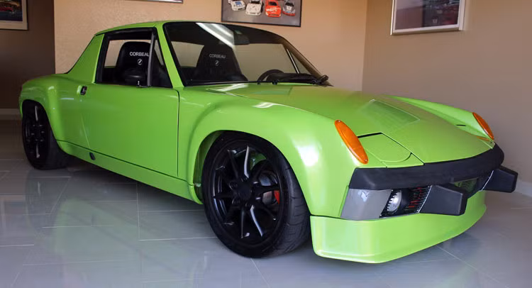 Thoạt nhìn, chiếc xe dễ gây nhầm lẫn bởi được phủ màu sơn xanh "trứ danh" Lamborghini Verde Ithaca Mic 2CT.