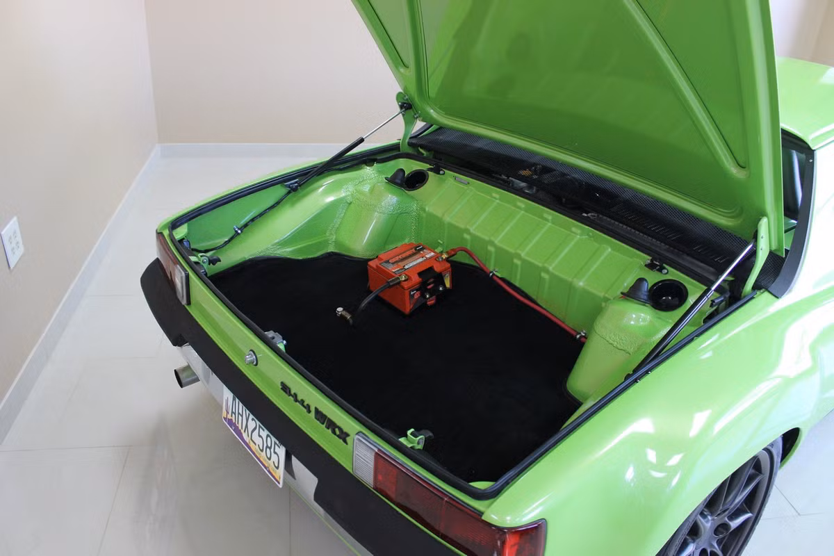 Dù đã chạy được hơn 3.200 km, nhưng chiếc Porsche 914 vẫn còn khá mới. Đặc biệt, với những cải tiến bứt phá, mẫu secondhand đang được rao bán với mức giá khá cao 850 triệu đồng trên trang rao bán trực tuyến eBay.