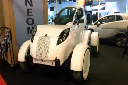 Đây chính là dòng xe Smera. Mặc dù khách thăm quan có thể chưa hiểu hết về chiếc xe này nhưng nhìn vào kiểu dáng quá kì dị của xe khiến nó bị mất đi thiện cảm.