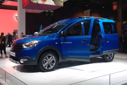 Dacia Lodgy Stepway với lớp áo ngoài phủ plastic cùng kiểu dáng quá tầm thường, thậm chí được đánh giá là xấu xí trong triển lãm lần này.