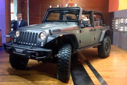 Jeep Wrangler có thể không phù hợp với sở thích của nhiều người. Nhưng đây cũng là một chiếc xe khá được bởi khả năng vận hành trơn tru trên địa hình trắc trở.