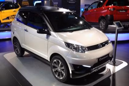 Aixam Crossover mang tiếng thuộc dòng Crossover nhưng thực chất chỉ là một kiểu Microcar của hãng Aixam. Động cơ Diezel 400cc 2 kì thực sự là một sai lầm đáng tiếc.