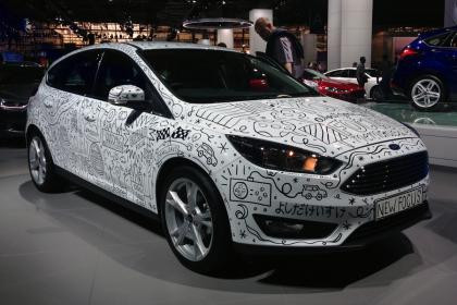 Ford Focus thực ra cũng không hẳn là một mẫu xe "điên khùng". Tuy nhiên, tại khu trưng bày, trông nó giống như thể vừa bị tấn công bởi một đám trẻ hiếu động với những cây phấn màu.