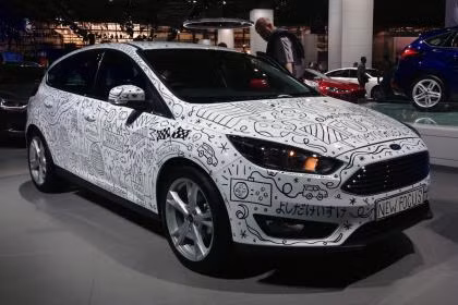 Ford Focus thực ra cũng không hẳn là một mẫu xe "điên khùng". Tuy nhiên, tại khu trưng bày, trông nó giống như thể vừa bị tấn công bởi một đám trẻ hiếu động với những cây phấn màu.