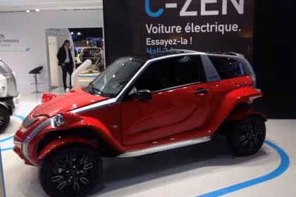 Courb C-Zen là mẫu xe điện của Pháp. Tuy nhiên, khả năng sạc nhiên liệu trong 8 tiếng khiến nhiều người nghi ngờ về độ nóng có thể làm tan chảy phần mui xe.