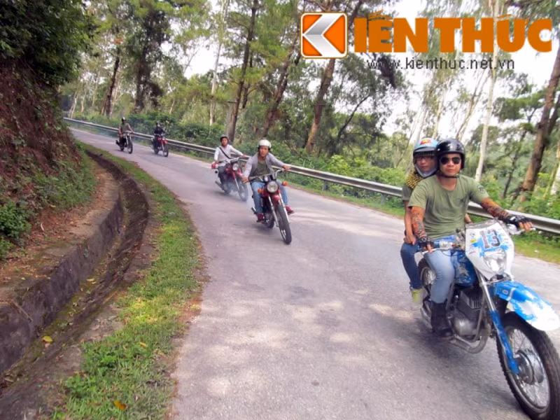 Với những ưu điểm nổi bật sau khi "tân trang" chiếc Minsk cũ, anh Hậu luôn tự tin vững tai lái trên mọi cung đường dù xấu đến đâu. Ảnh: Anh Hậu cùng chiếc Minsh yêu của mình trong một chuyến đi Tam Đảo.