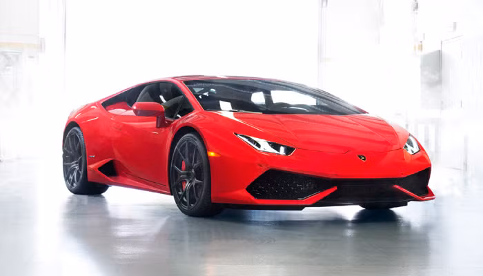 Theo đó, chiếc xe được độ lại với 1 bộ kit vật liệu carbon bao gồm hãm xung trước và sau, cánh gió trước, các chi tiết panel...