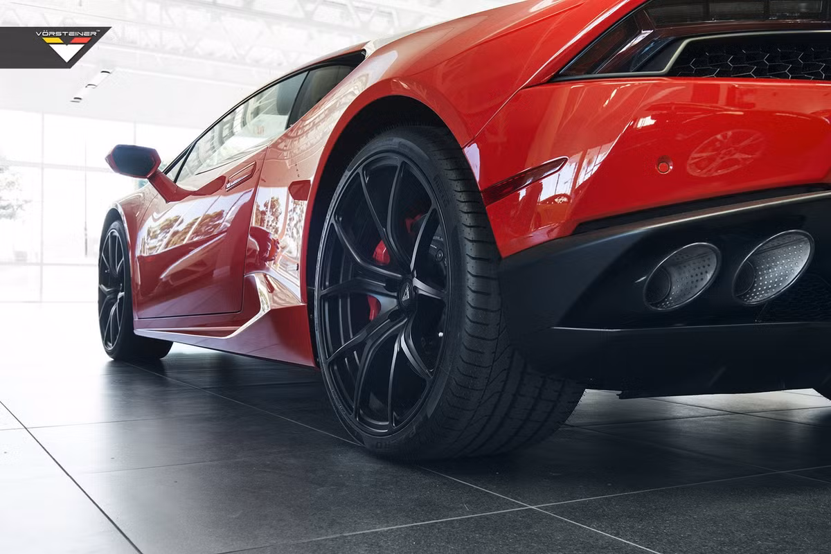 Khác với các mẫu thông thường, Huracán được trang bị 4 ống xả, bố trí ở 2 bên hông xe.