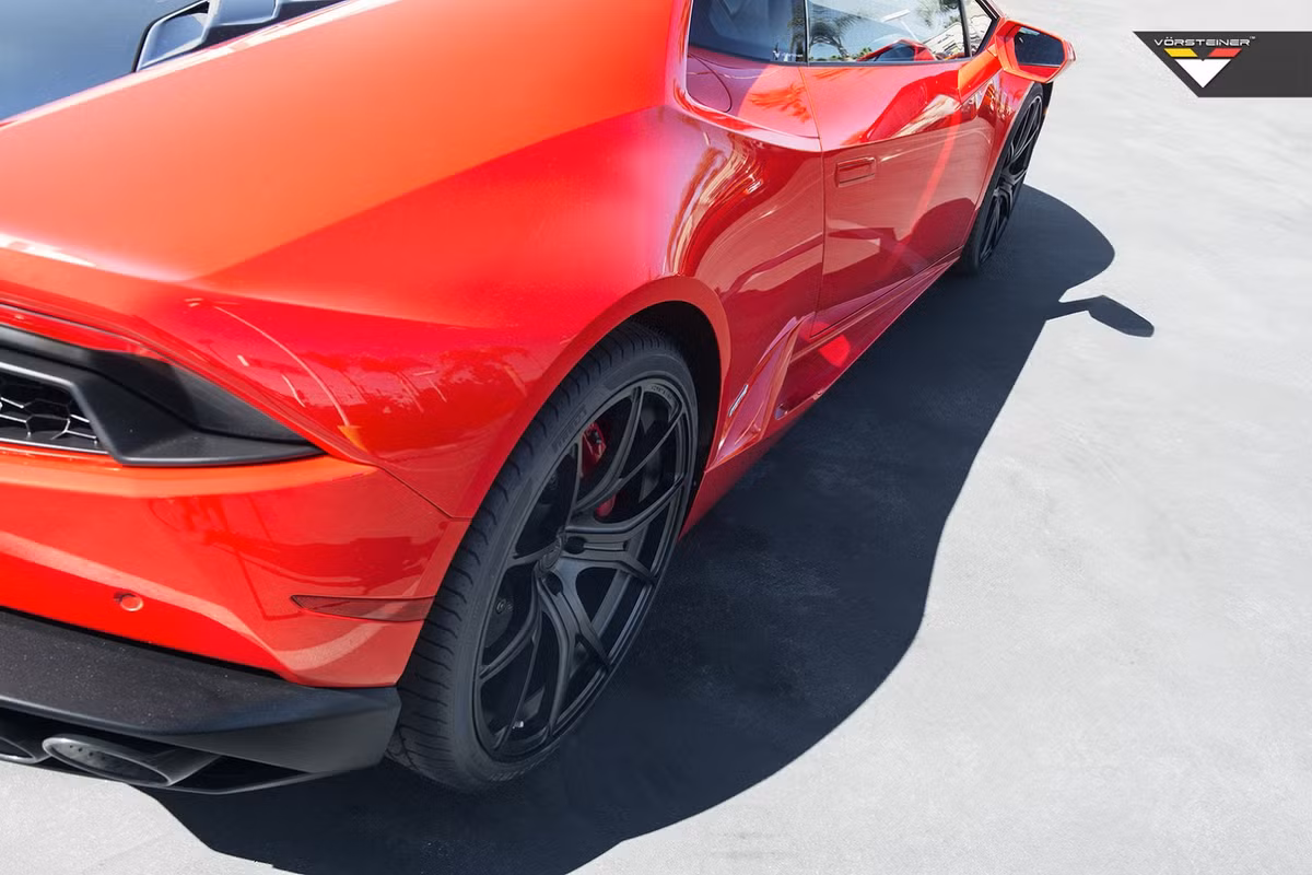 Gam màu chủ đạo cho bản độ lần này là đỏ truyền thống, phối với các chi tiết ngoại vi đen mờ.