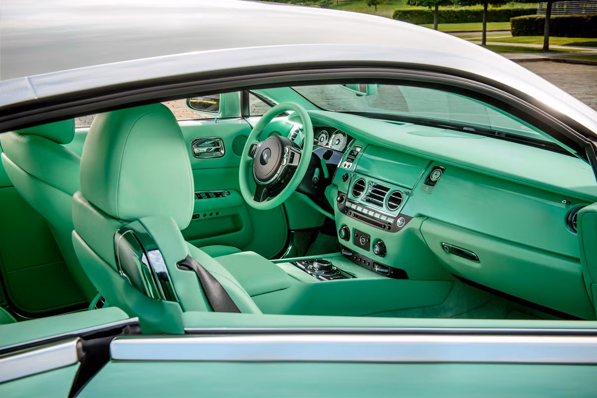 Không chỉ có lớp vỏ bên ngoài mà toàn bộ nội thất bên trong cùng các chi tiết khác cũng đều mang màu xanh lá.