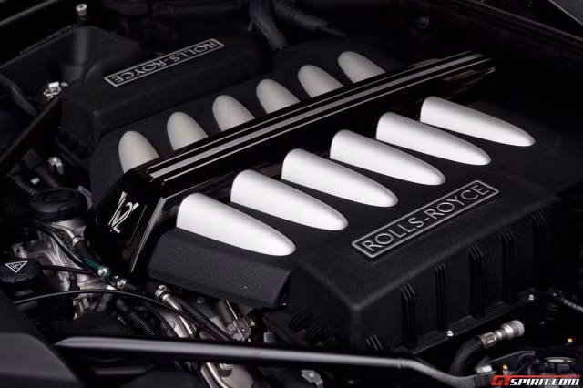 Khối xanh di động này vận hành trên động cơ V12 tuabin đôi, 6.6L sản sinh công suất 632 mã lực, mô-men xoắn 800 Nm.