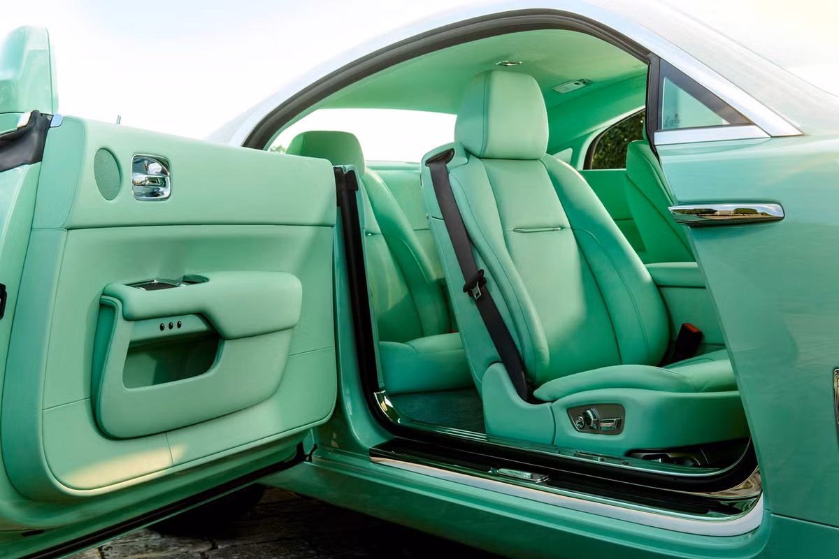 Từ bảng đồng hồ, panel gỗ, ghế ngồi, bánh lái, thậm chí sàn xe cũng chỉ 1 tone màu xanh lá duy nhất.