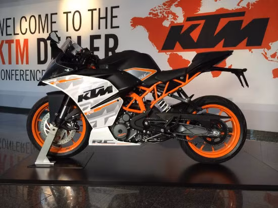 RC390 được độ lại từ bản Duke 390 tiêu chuẩn nhưng vẫn sở hữu động cơ, khung gầm, thiết lập hệ thống treo và cụm công cụ giống như mẫu xe nguyên bản.