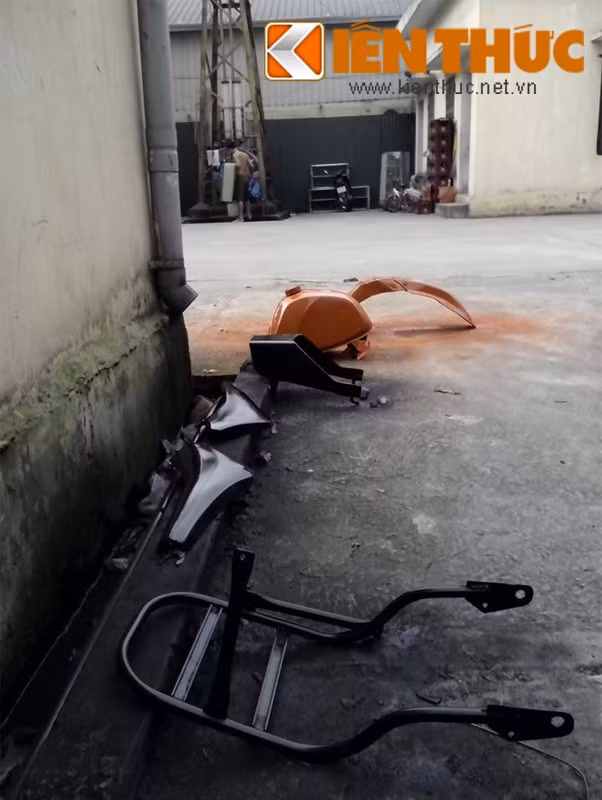 Các công đoạn độ xe đều được anh Hậu "thi công" rất cẩn thận. Anh cho biết, việc sơn lại xe tốn nhiều thời gian và công sức nhất, mỗi ngày anh sơn một ít cho đến khi hoàn thành.